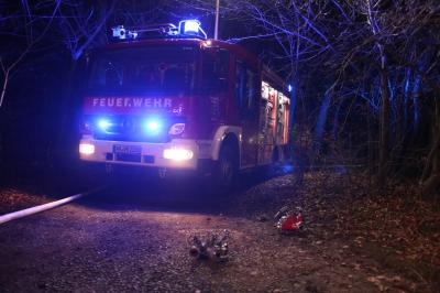 Waiblingen-Bittenfeld: Gartenhuette brennt vollstaendig aus - Einsatz fuer mehrere Abteilungen der Feuerwehr 